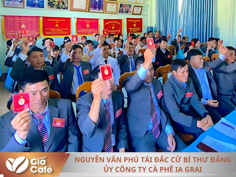 C&aacute;c đảng vi&ecirc;n biểu quyết th&ocirc;ng qua c&aacute;c chỉ ti&ecirc;u Nghị quyết Đại hội Đảng bộ C&ocirc;ng ty C&agrave; ph&ecirc; Ia Grai nhiệm kỳ 2025-2030