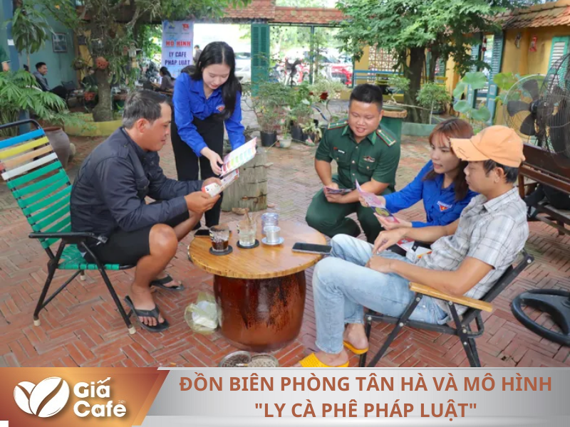 C&aacute;n bộ chiến sĩ Đồn Bi&ecirc;n ph&ograve;ng T&acirc;n H&agrave; v&agrave; thanh ni&ecirc;n x&atilde; T&acirc;n H&agrave; tuy&ecirc;n truyền ph&aacute;p luật cho người d&acirc;n tại qu&aacute;n c&agrave; ph&ecirc; tr&ecirc;n địa b&agrave;n x&atilde;