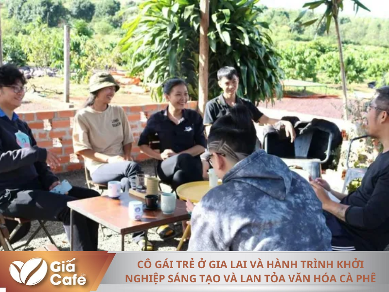 Chị Tâm cùng các thành viên đều họp mặt để chia sẻ sâu hơn về quy trình từ canh tác đến sản xuất, chế biến và cho ra những sản phẩm cà phê mang hương vị đặc trưng